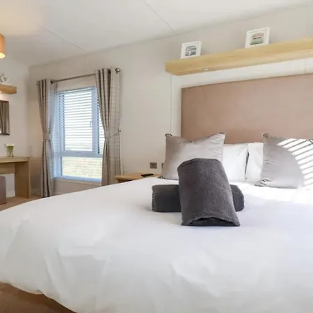 Holywell View 19 - Seaside & Countryside - Sleeps 6 *