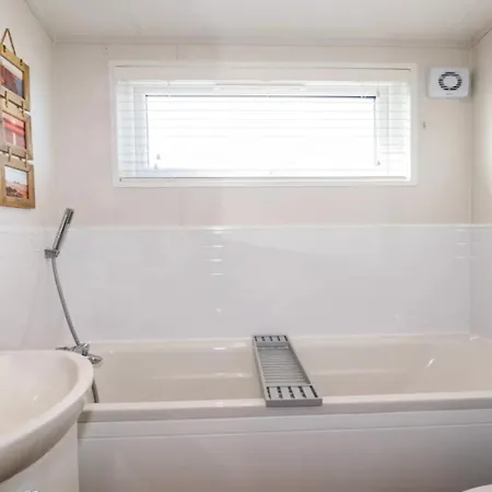 Holywell View 19 - Seaside & Countryside - Sleeps 6 Holiday home